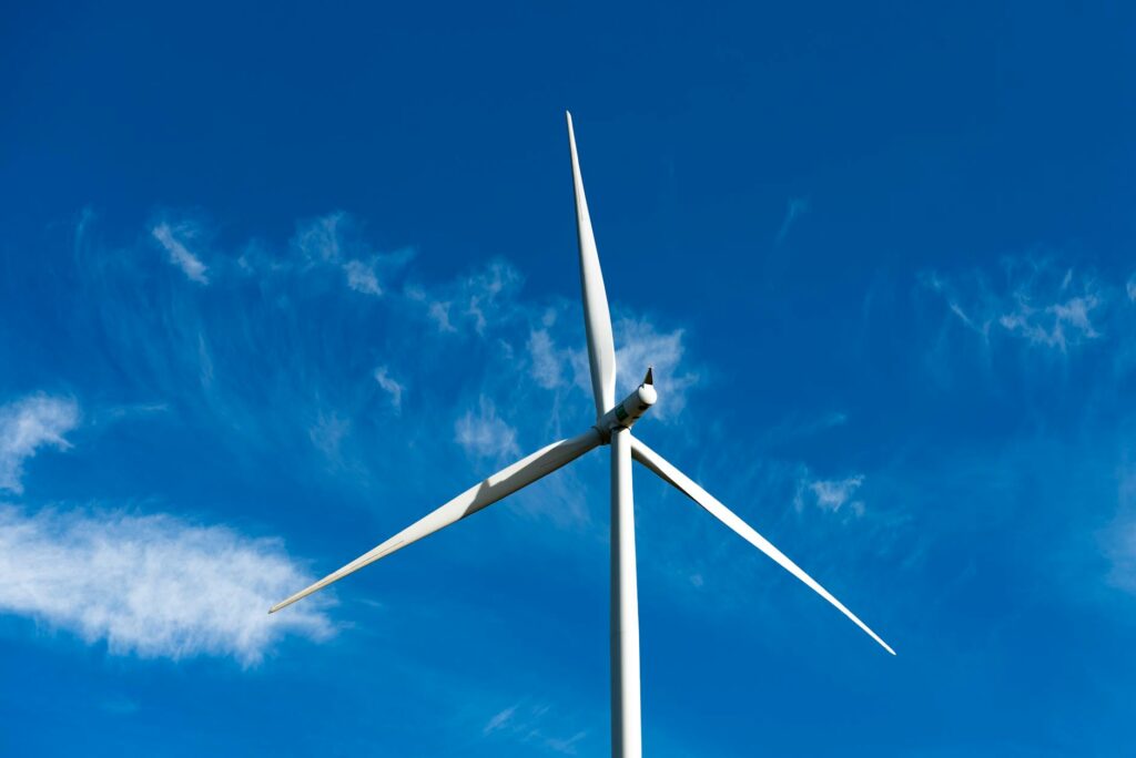 Photo of a wind turbine in Nevada, symbolizing technological advancements. — Nevada clean energy policy challenges