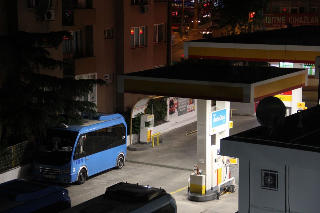 A photo of a hydrogen fuel cell vehicle in urban settings. — hydrogen vs natural gas