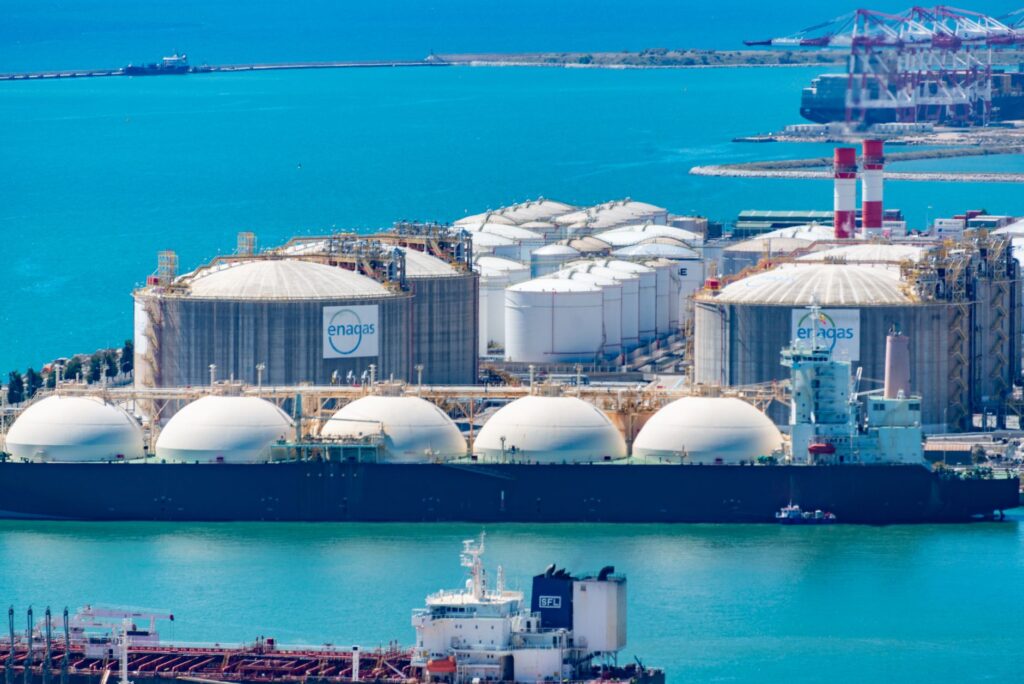 A photo of a liquefaction plant processing natural gas into LNG, illustrating current lng market trends.
