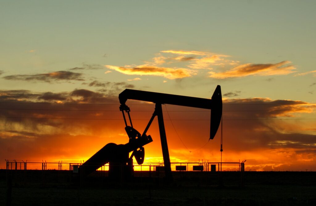 An image illustrating the process of extracting natural gas. — hydrogen vs natural gas
