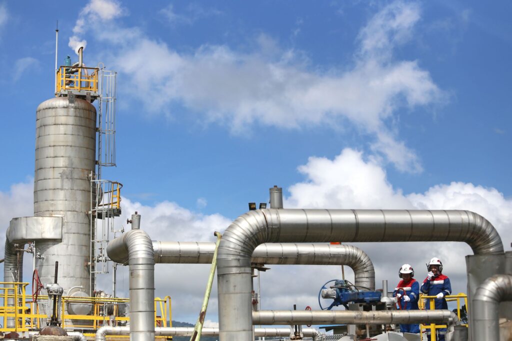 An image showing a natural gas power plant in operation. — hydrogen vs natural gas