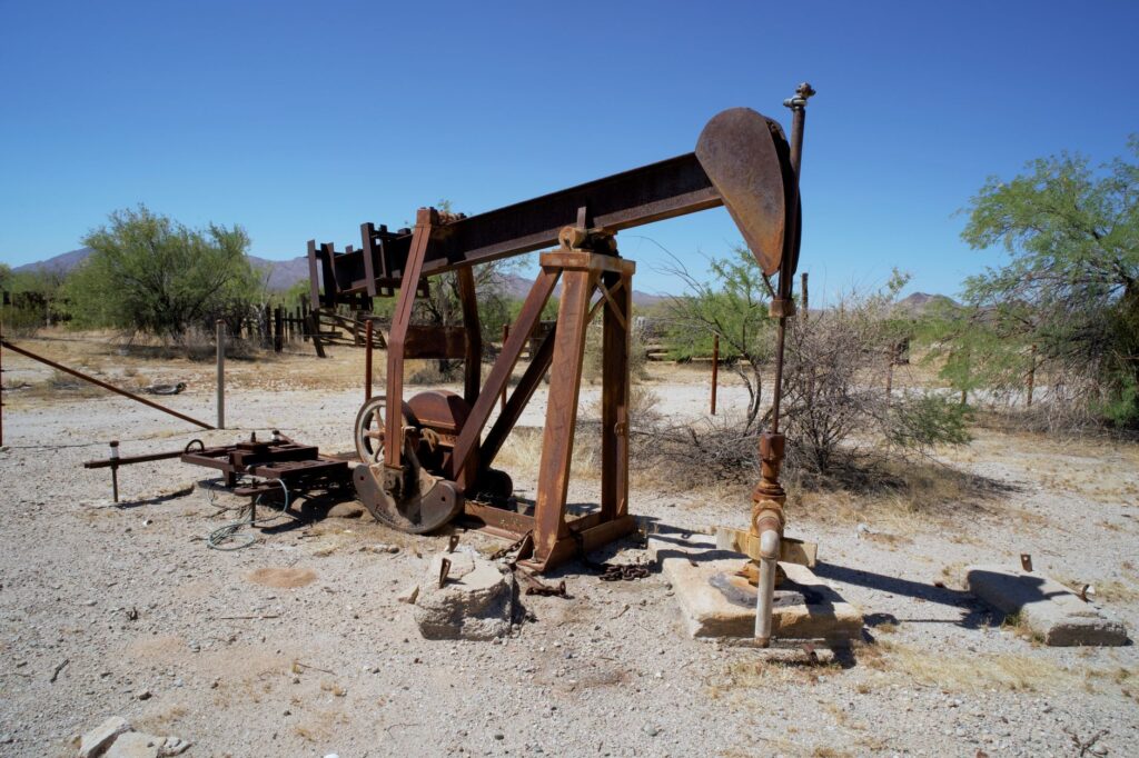 Historic oil rig in Nevada showcasing early oil exploration efforts. — nevada oil history