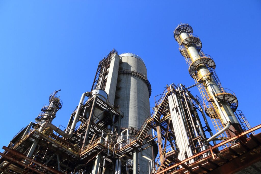 Image of an oil refinery with distillation towers. — crude oil refining process