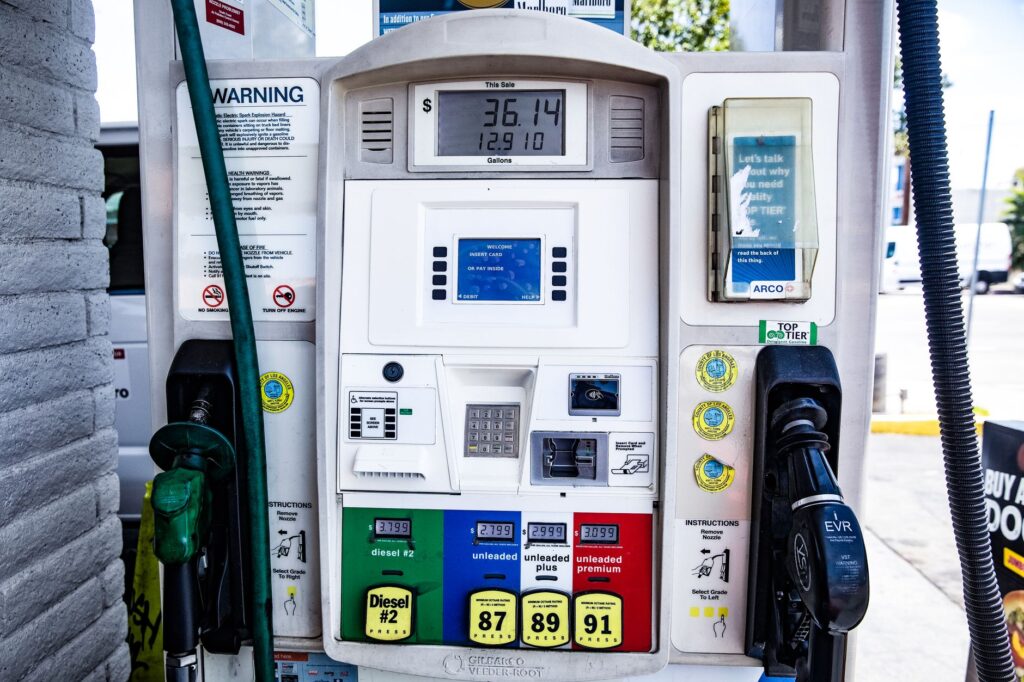 Infographic illustrating how rising gasoline prices impact consumer costs and influence inflation and fuel prices.