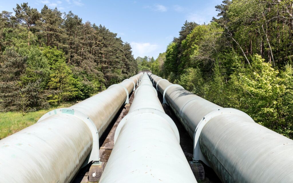 A diagram illustrating how pipelines transport oil and gas. — how pipelines work