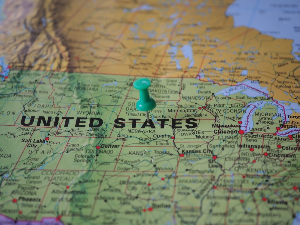 A map showing the locations of major American oil reserves.