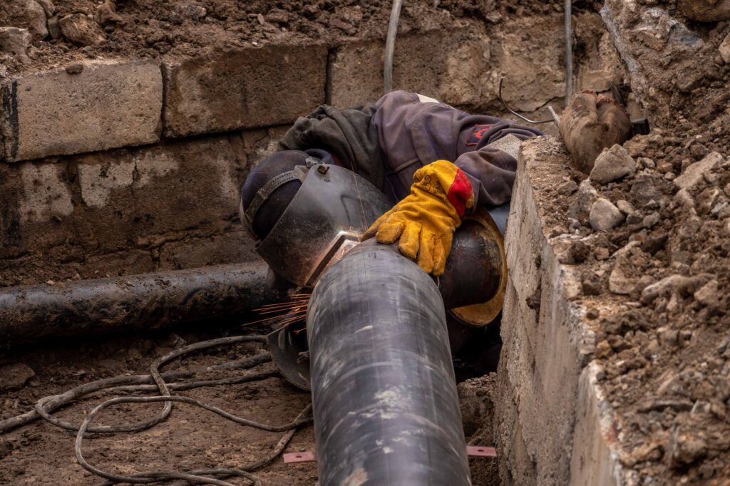 A photo of a pipeline construction site with workers, showcasing how pipelines work in modern energy infrastructure.