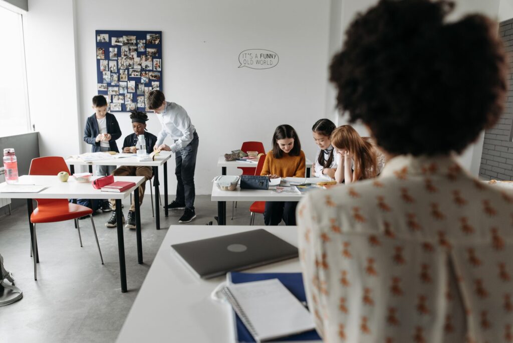 A visual representation of students and teachers collaborating in a modern classroom setting, showcasing innovative learni…