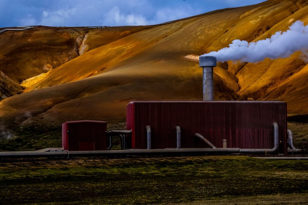 Geothermal plant with steam rising, highlighting Nevada's geothermal energy projects. — nevada energy projects